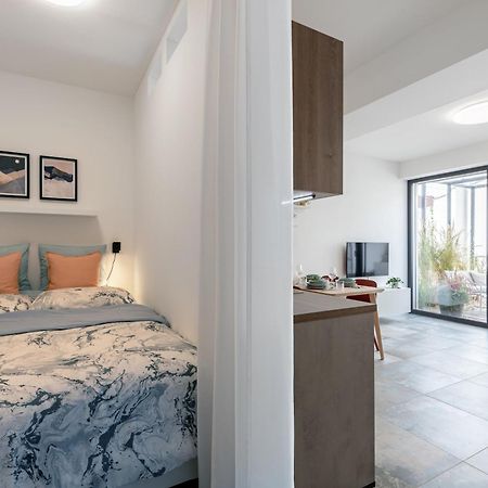 Fully Equipped Apartments With Terraces, Free Garage Parking, Netflix & Ac - By Apartmany Slapanice Cz Exterior photo