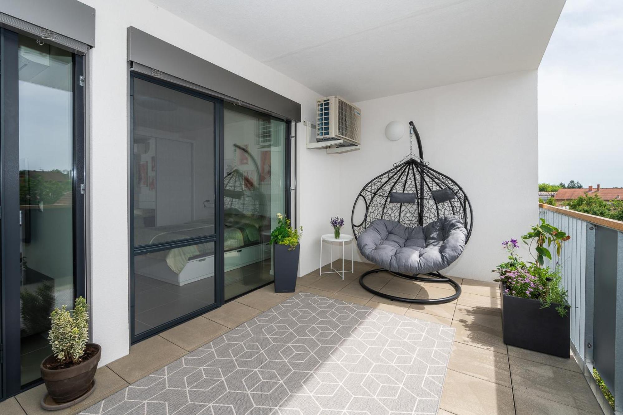 Fully Equipped Apartments With Terraces, Free Garage Parking, Netflix & Ac - By Apartmany Slapanice Cz Exterior photo
