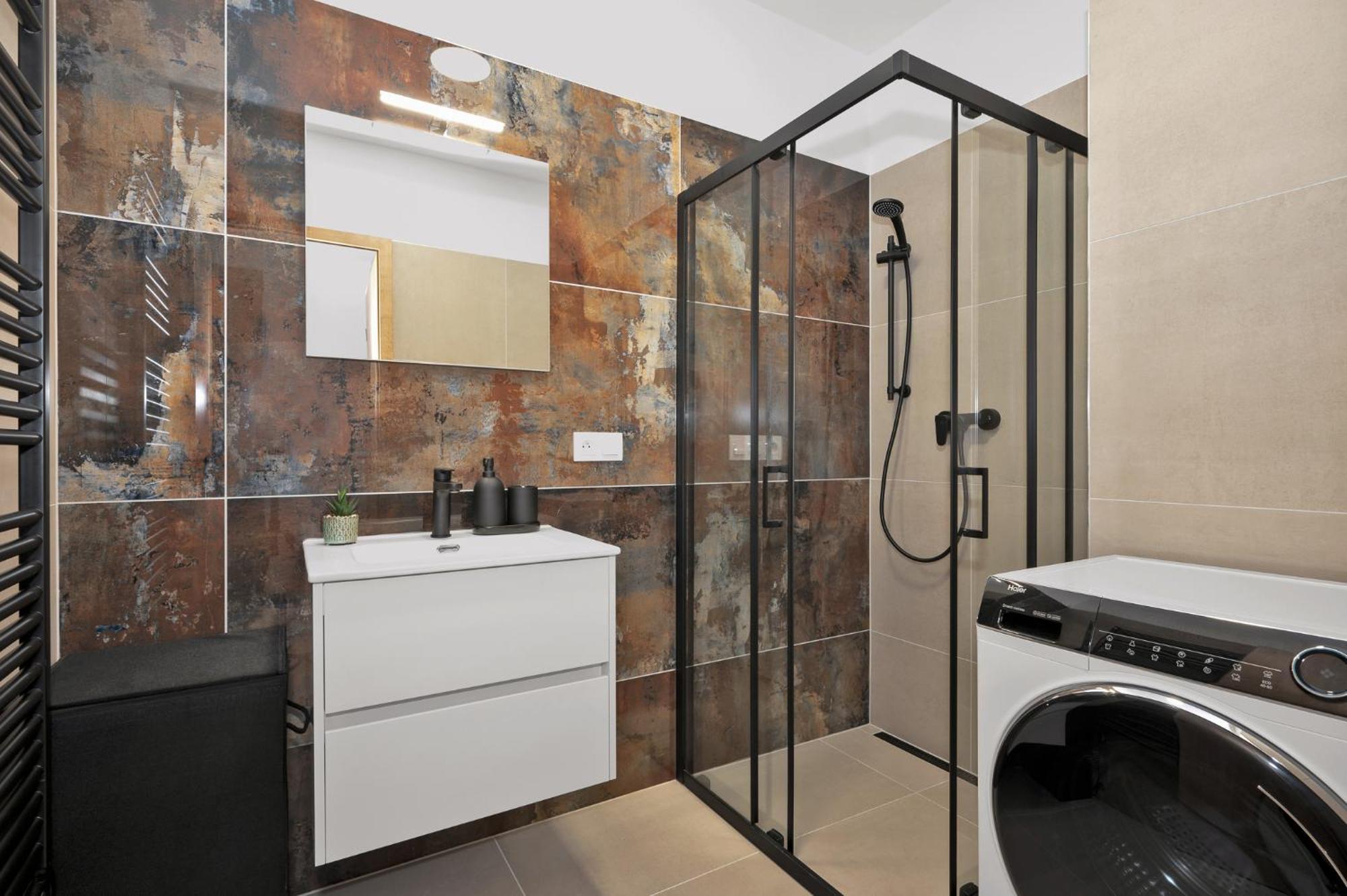 Fully Equipped Apartments With Terraces, Free Garage Parking, Netflix & Ac - By Apartmany Slapanice Cz Exterior photo