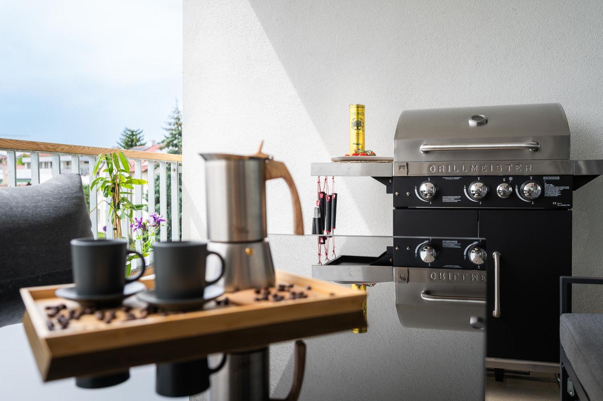Fully Equipped Apartments With Terraces, Free Garage Parking, Netflix & Ac - By Apartmany Slapanice Cz Exterior photo