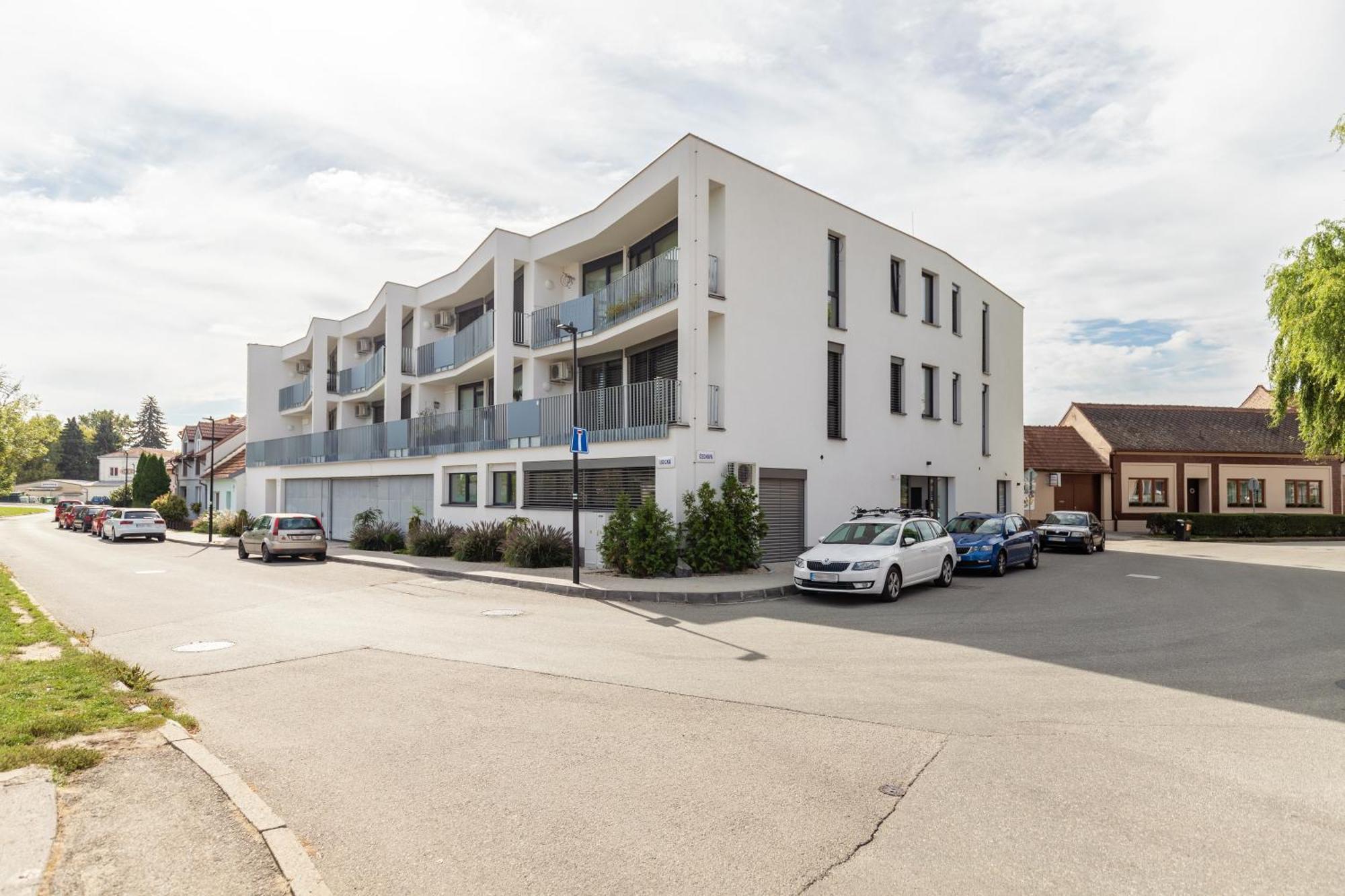 Fully Equipped Apartments With Terraces, Free Garage Parking, Netflix & Ac - By Apartmany Slapanice Cz Exterior photo
